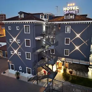Momi's Hotel